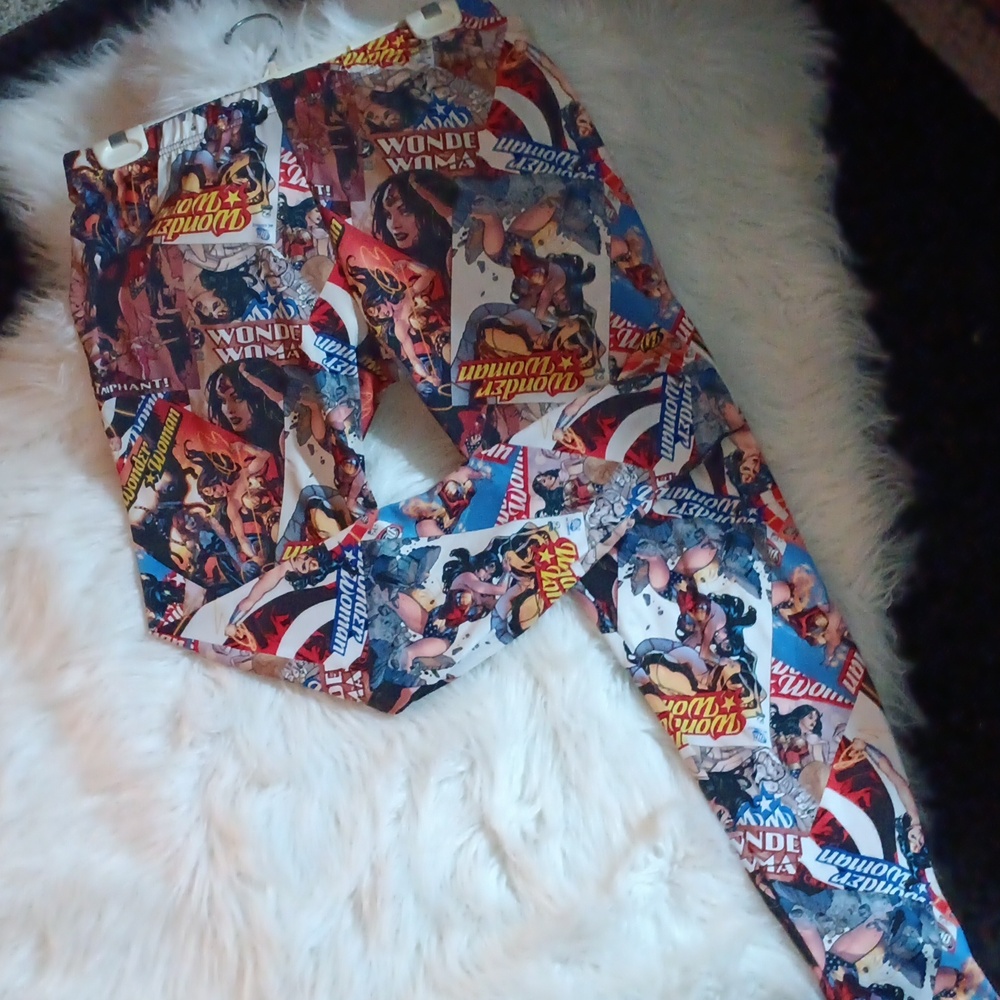 Wonder Woman Leggings - Picture 3 of 4